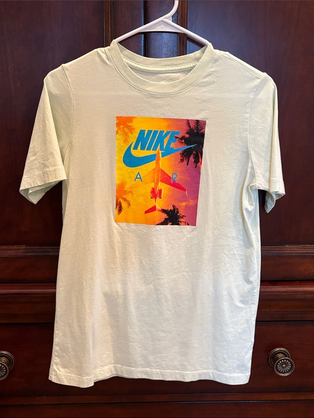 ✨ NWOT ✨ Nike pale lime green Graphic Tee, YXL